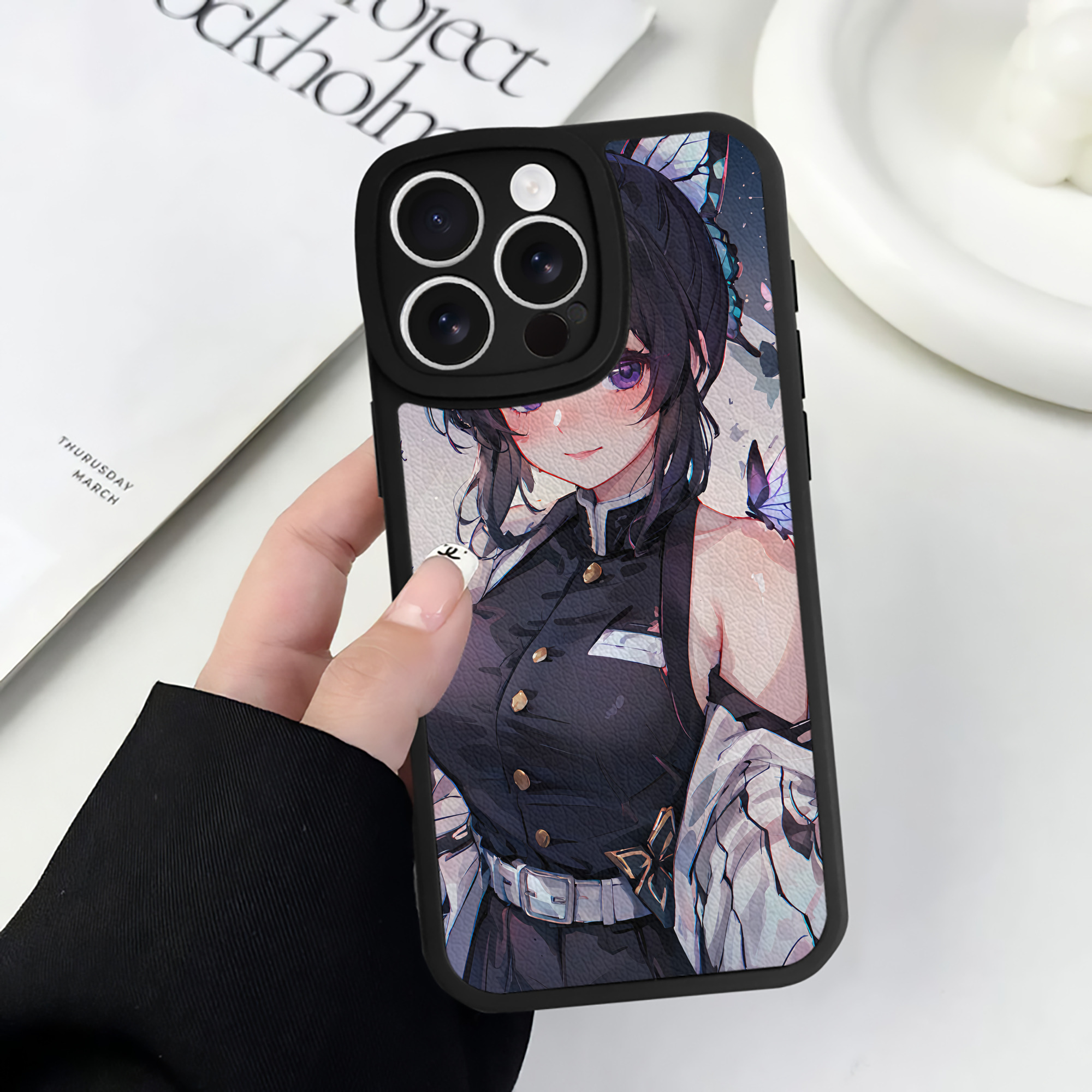 （画像用） 鬼滅の刃（きめつのやいば）蟲柱-胡蝶 しのぶ／こちょう しのぶ Kochou Shinobu 【iPhone 16シリーズ対応】シリコンスマホケース（レザー調） 材質：シリコン